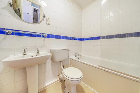 Flat 3, Southwood Court Pine Grove, Weybridge, KT13 9AT