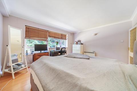 Flat 3, Southwood Court Pine Grove, Weybridge, KT13 9AT