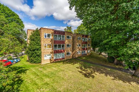 2 bedroom flat for sale, St. Georges Avenue, Weybridge, KT13