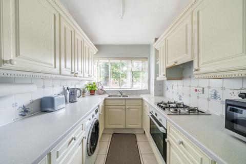 2 bedroom flat for sale, St. Georges Avenue, Weybridge, KT13