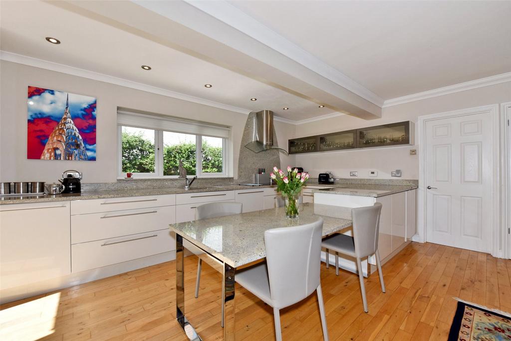 St. Andrews Crescent, Windsor... 3 bed detached house £2,650 pcm (£