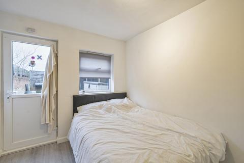 Studio to rent, Chamberlayne Road, Kensal Rise, London, NW10