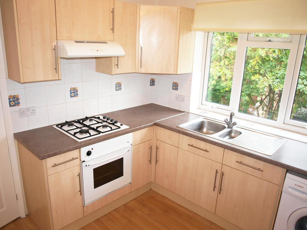 Cherry Avenue, Brentwood CM13 1 bed £995 pcm (£230 pw)