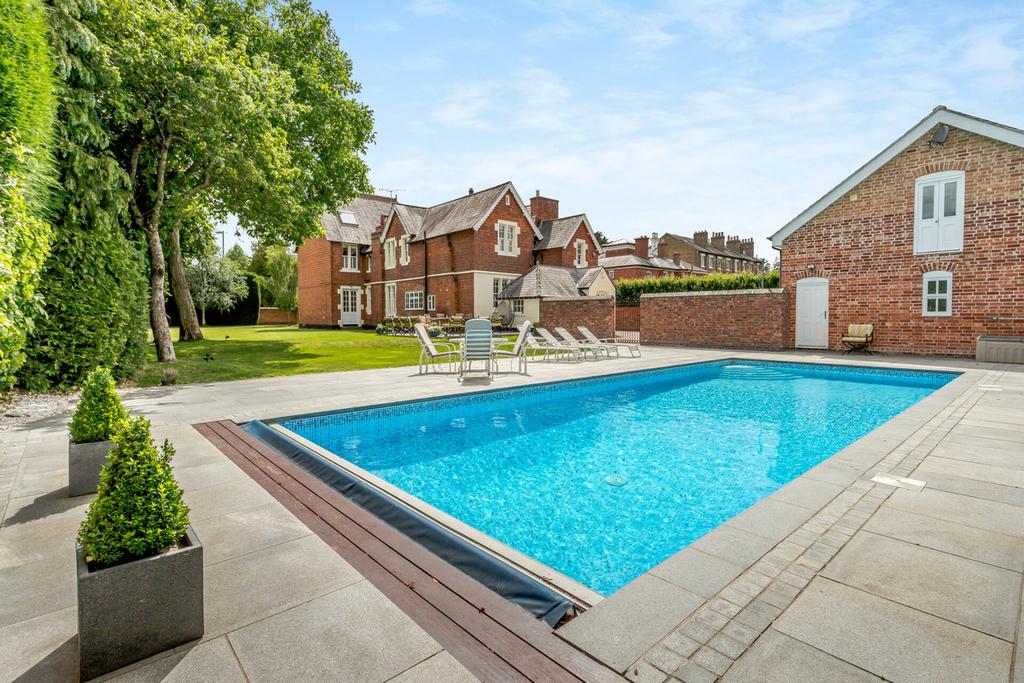 Hillmorton Road Rugby, Warwickshire, CV22 5DF 8 bed detached house for