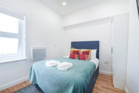 Studio to rent, Warwick Road (A1/119), Earls Court, London, SW5