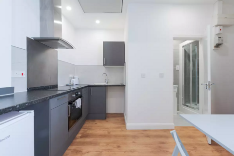 Studio to rent, Warwick Road (A1/119), Earls Court, London, SW5