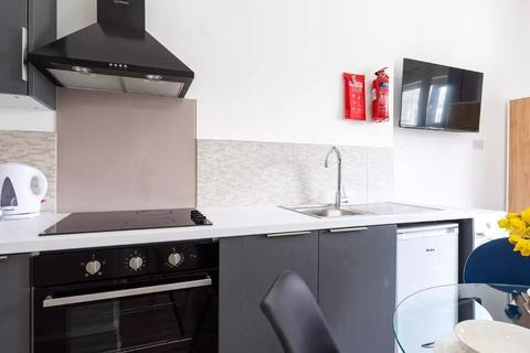 Studio to rent, Warwick Road (1/119), Earls Court, London, SW5