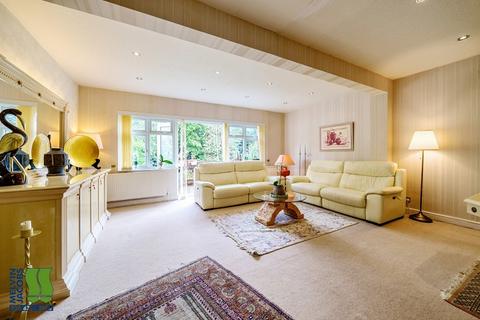 3 bedroom semi-detached bungalow for sale - Highview Gardens, Edgware, Greater London. HA8 9UB