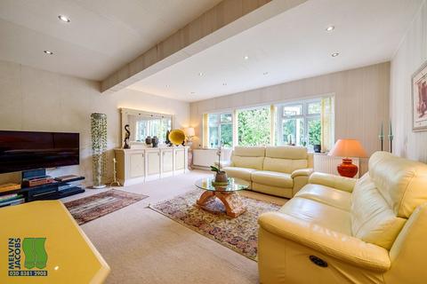 3 bedroom semi-detached bungalow for sale - Highview Gardens, Edgware, Greater London. HA8 9UB