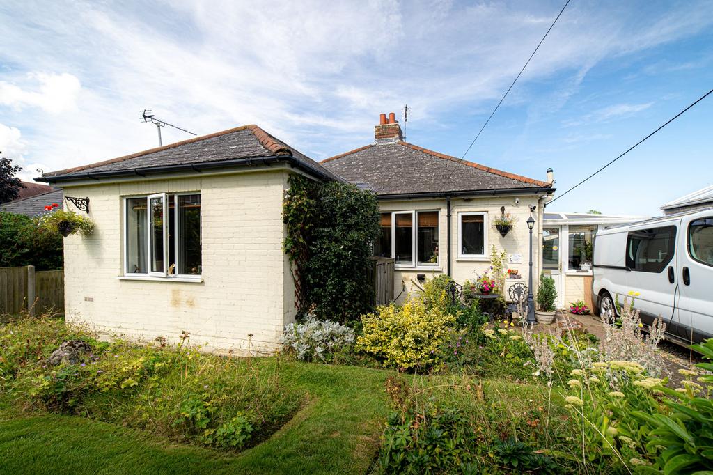 The Crescent, BoughtonUnderBlean, ME13 2 bed detached bungalow for