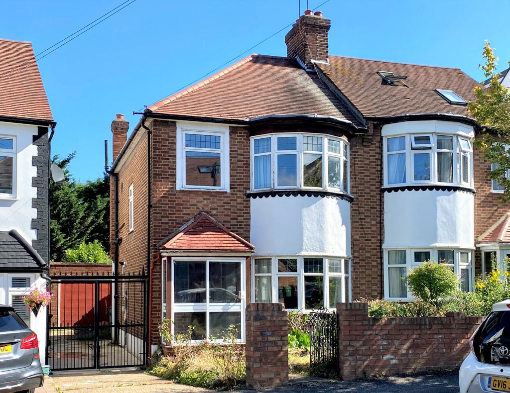 48 Brindwood Road, Chingford 3 bed semidetached house £300,000
