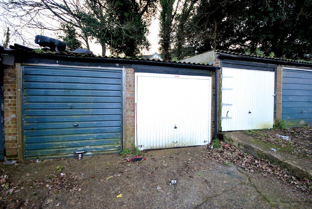 Garage 21 to the Rear of 8486 Amblecote Road, Grove Park Garage £5,000
