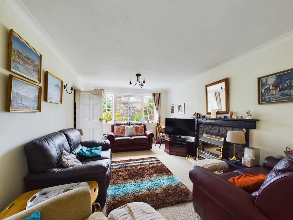 Pimms Grove, High HP13 3 bed semidetached house £500,000