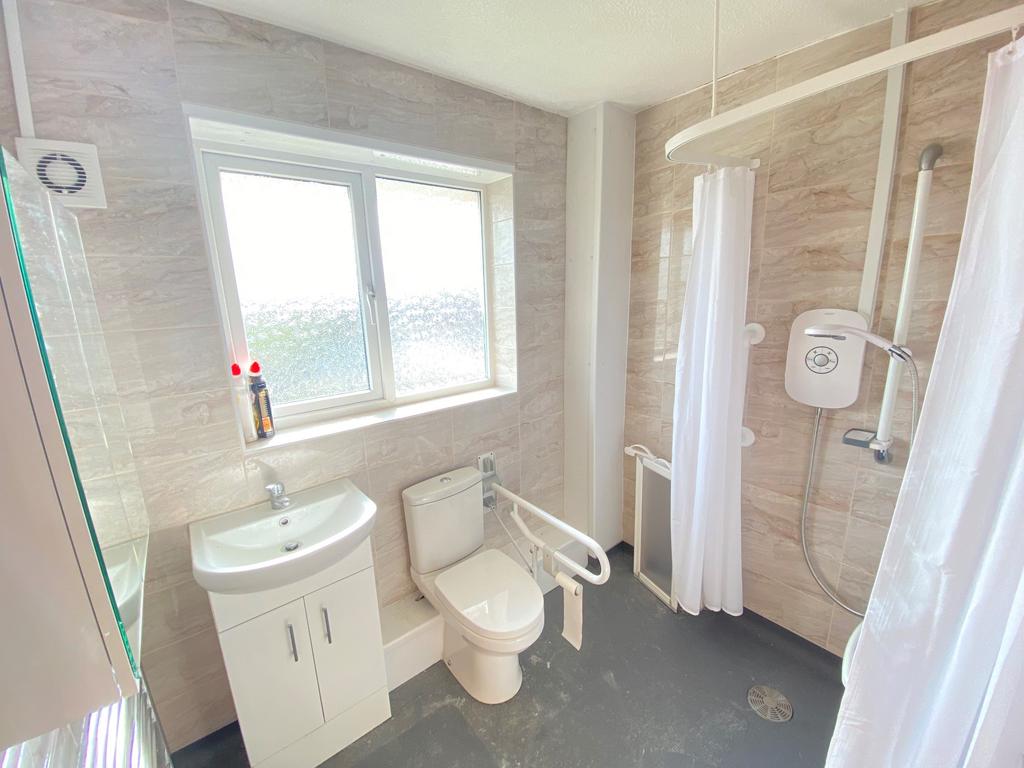 Shower Room (wide) T202308251209.jpg