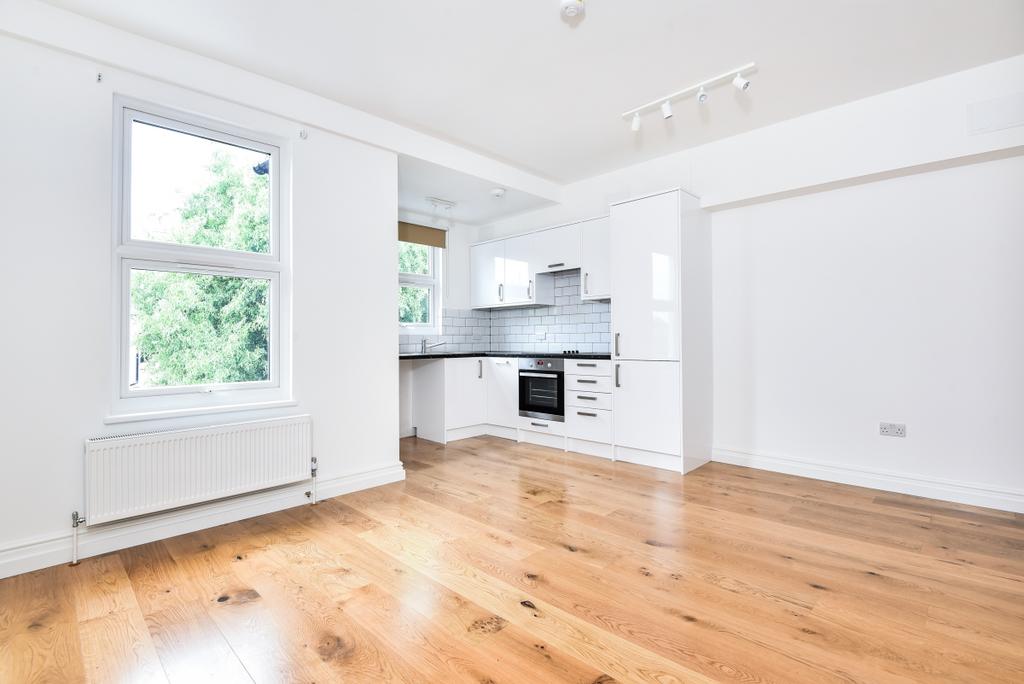 Crowborough Road London SW17 3 bed flat to rent £2,500 pcm (£577 pw)