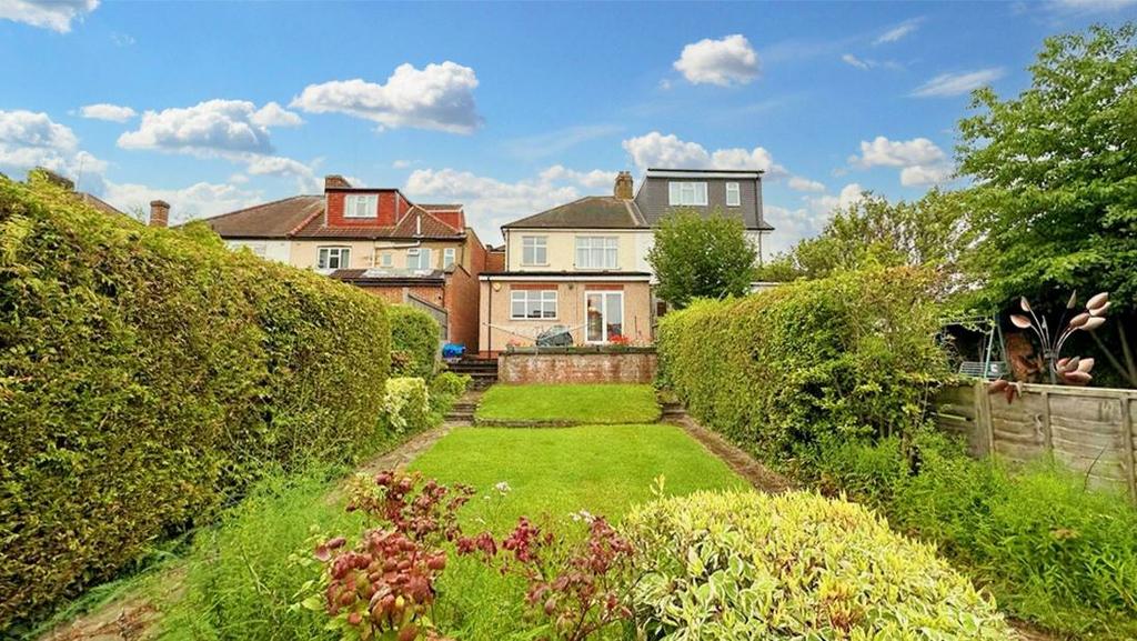 Stoneleigh Road, Ilford IG5 3 bed semi-detached house for sale - £650,000