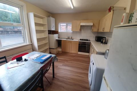 4 bedroom maisonette to rent, Holloway Road, London N19