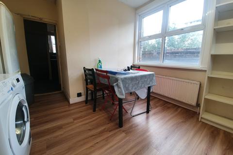 4 bedroom maisonette to rent, Holloway Road, London N19