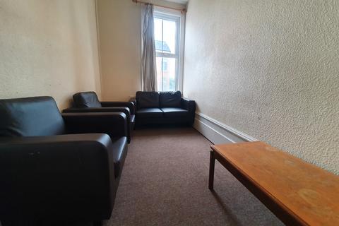 4 bedroom maisonette to rent, Holloway Road, London N19