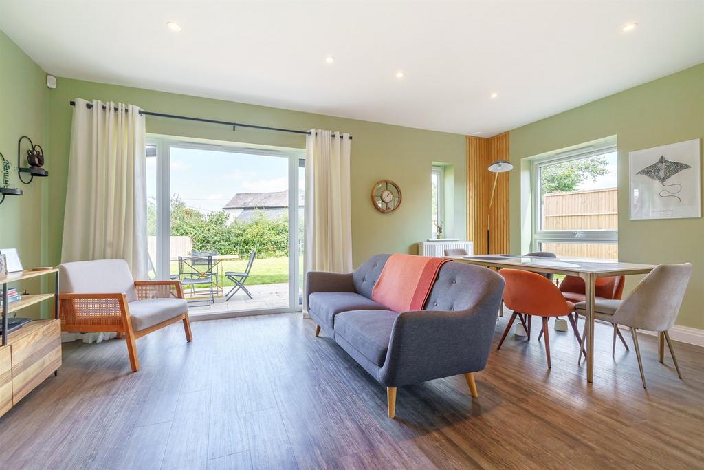 TV/Dining area