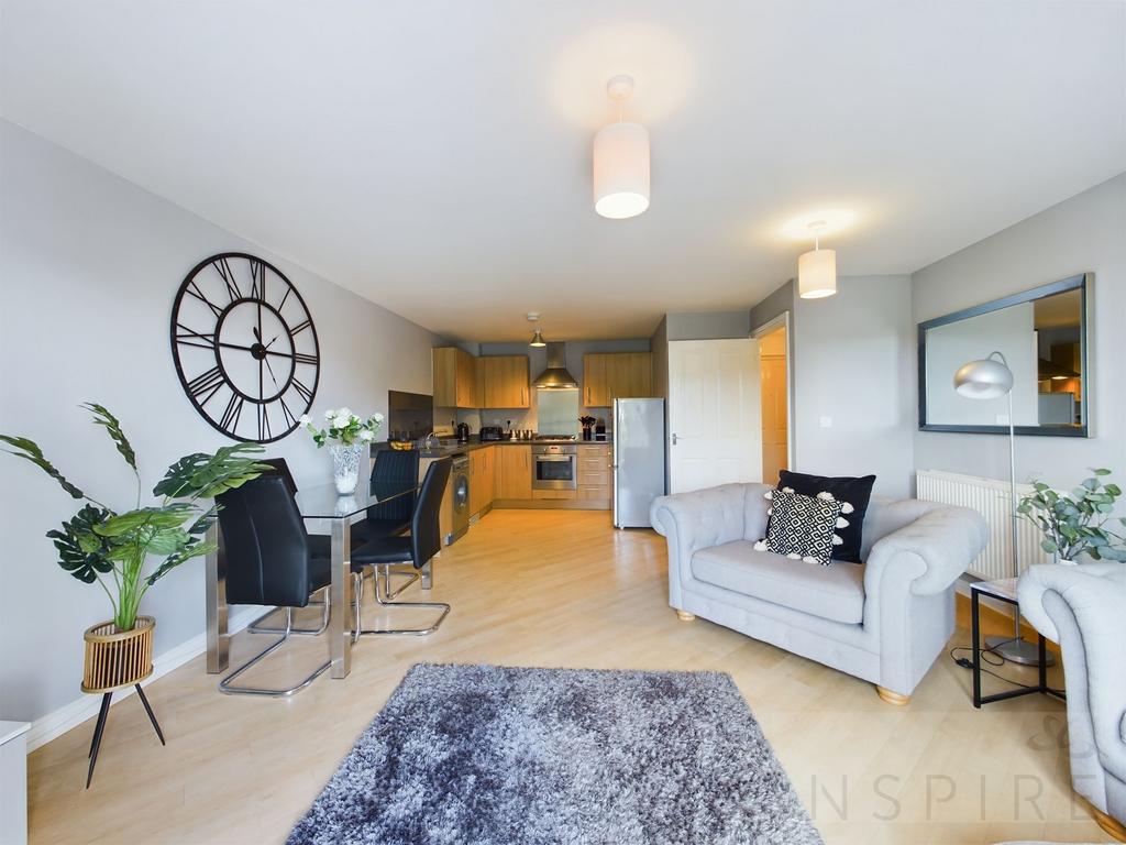 Maidenbower, Crawley RH10 2 bed apartment for sale £230,000