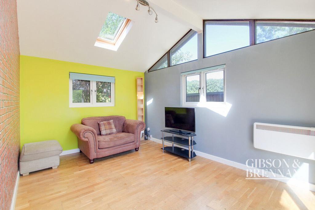 London Road, Wickford, SS12 3 bed semidetached bungalow for sale £