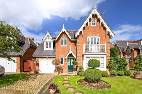 2 Devey Close, Kingston Upon Thames, KT2 7DZ