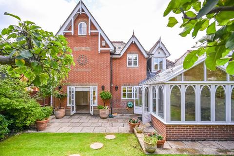 2 Devey Close, Kingston Upon Thames, KT2 7DZ