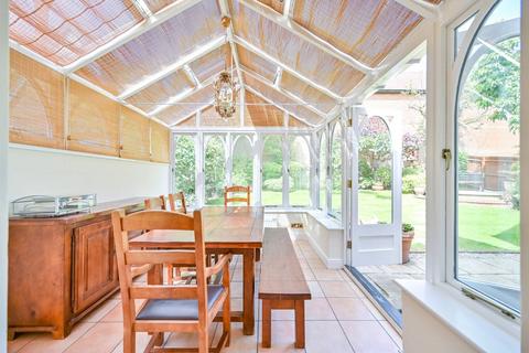2 Devey Close, Kingston Upon Thames, KT2 7DZ