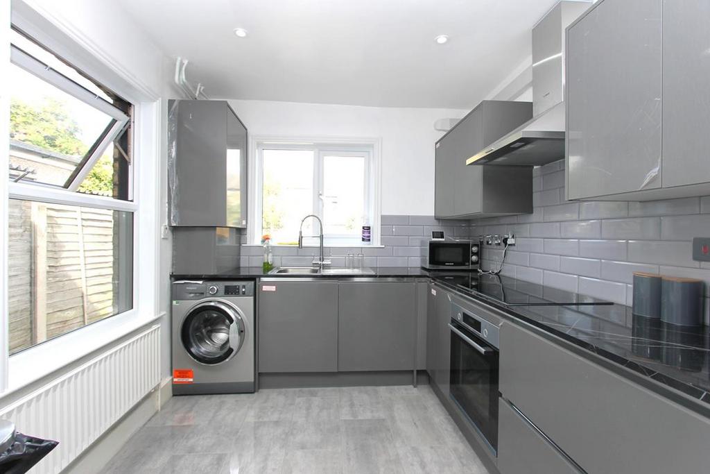 Huxley Road, London, N18 3 bed house £1,850 pcm (£427 pw)