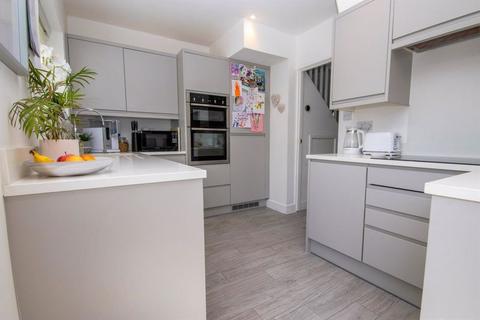 18 Queenswood Avenue, Hutton, Brentwood, CM13 1HU
