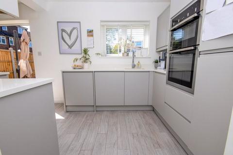 18 Queenswood Avenue, Hutton, Brentwood, CM13 1HU