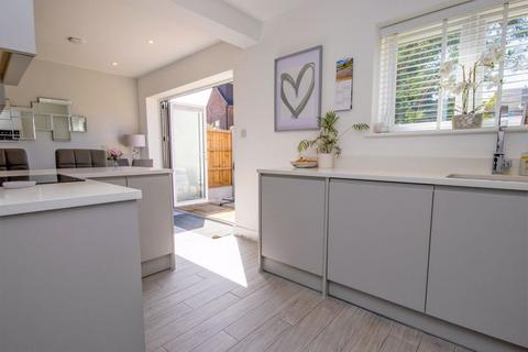 18 Queenswood Avenue, Hutton, Brentwood, CM13 1HU