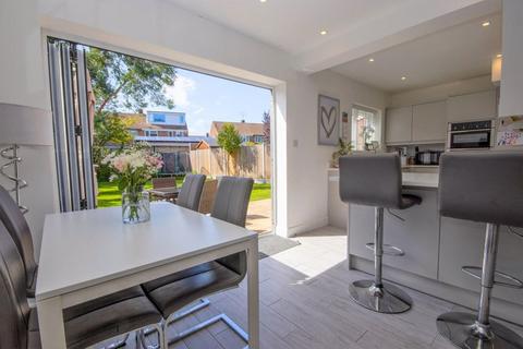 18 Queenswood Avenue, Hutton, Brentwood, CM13 1HU