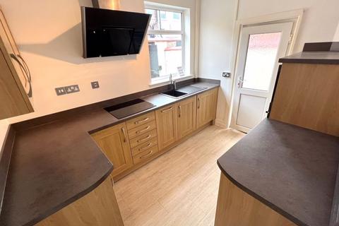 2 bedroom terraced house to rent, Peacock Avenue, Salford