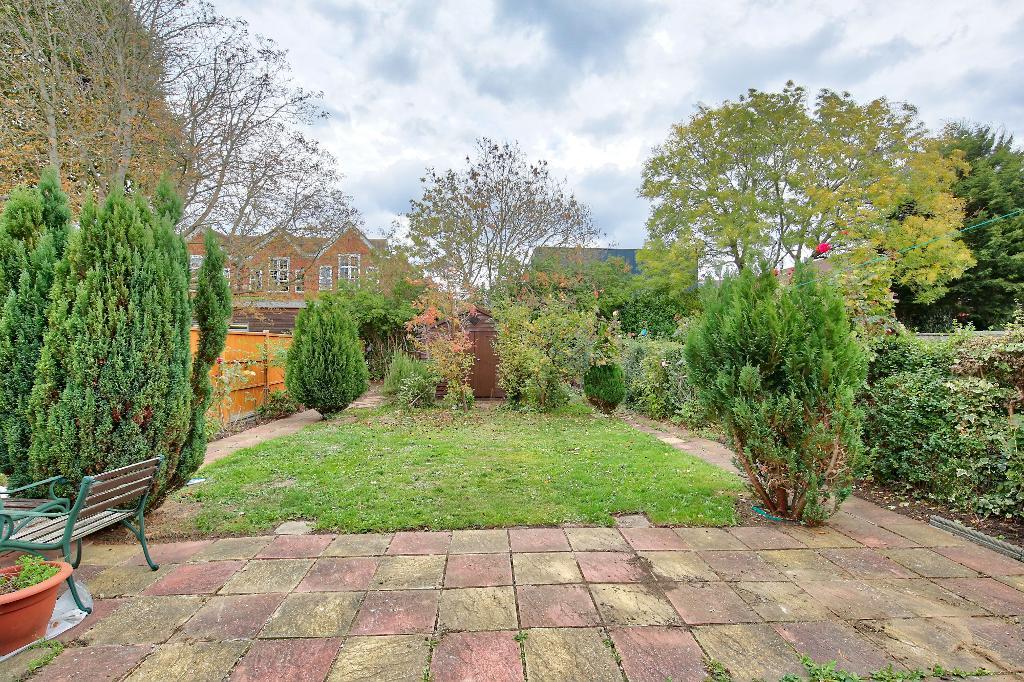 Haynt Walk, Wimbledon Chase, SW20 9NY 3 bed semidetached house £2,495 pcm (£576 pw)