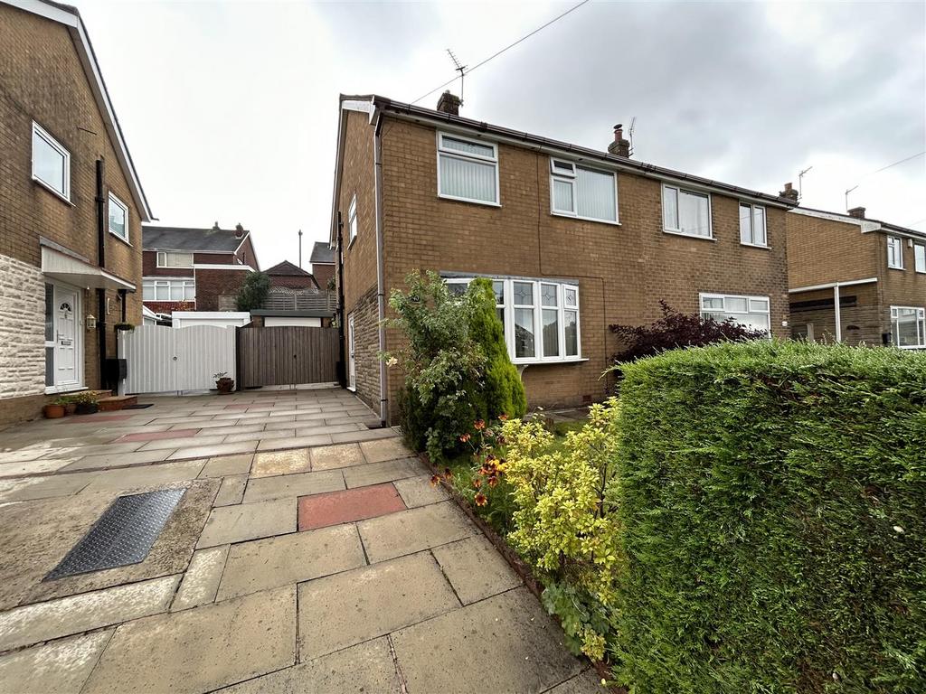 Ashfield Crescent, Springhead, Oldham 3 bed semidetached house for