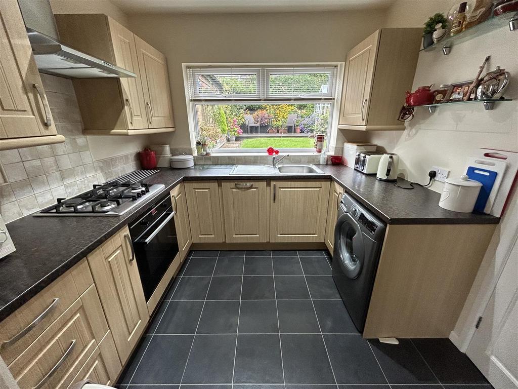 Ashfield Crescent, Springhead, Oldham 3 bed semidetached house £235,000