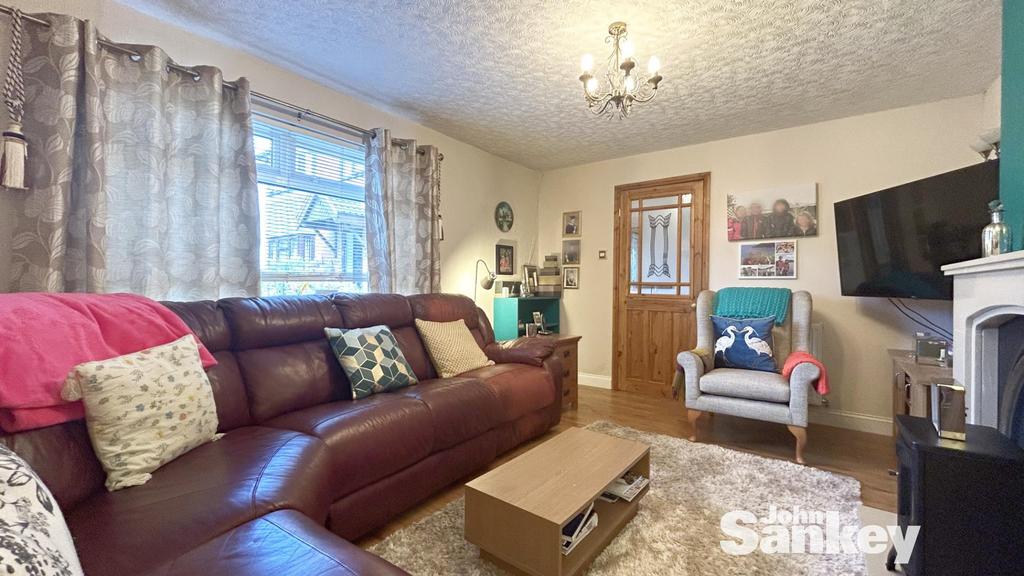 Fir Tree Close, Forest Town, Mansfield 3 bed semidetached house for