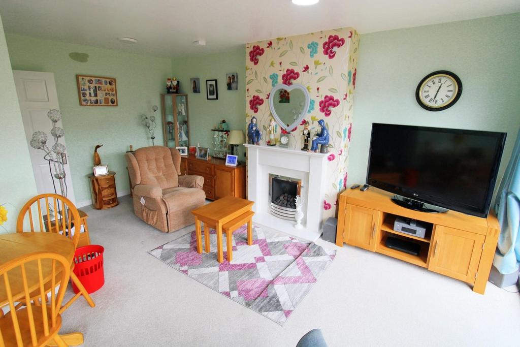 Lounge/ Dining Room (2)