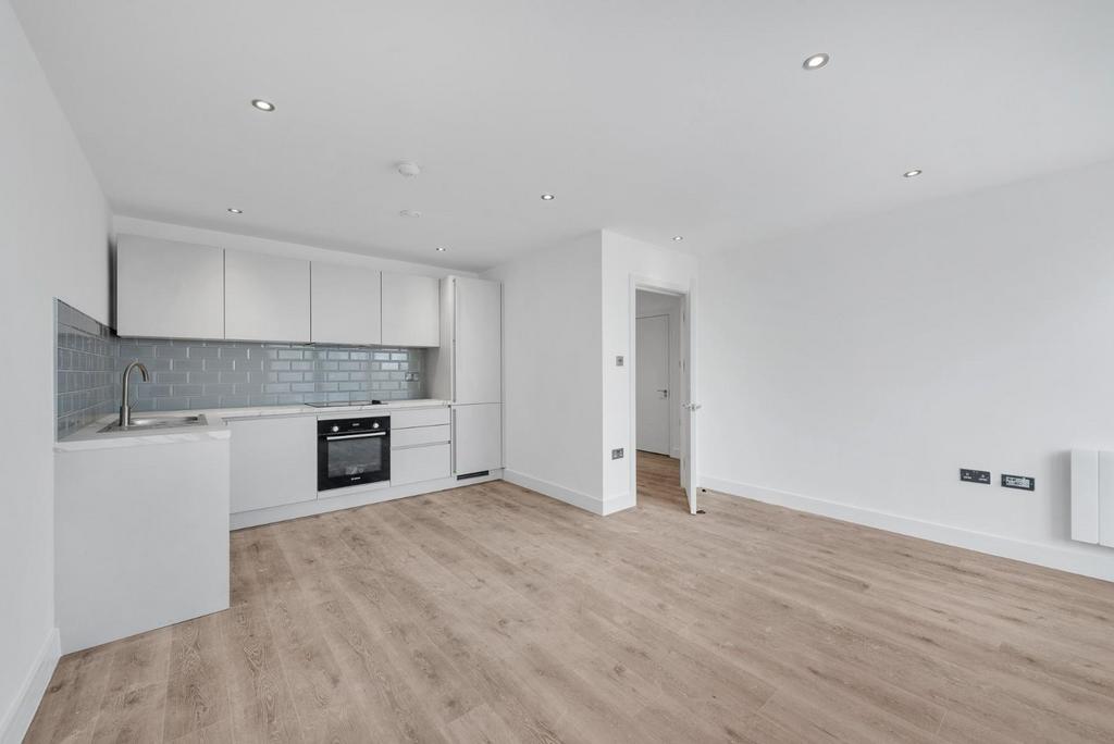 Victoria Road, Horley 1 bed flat £1,100 pcm (£254 pw)