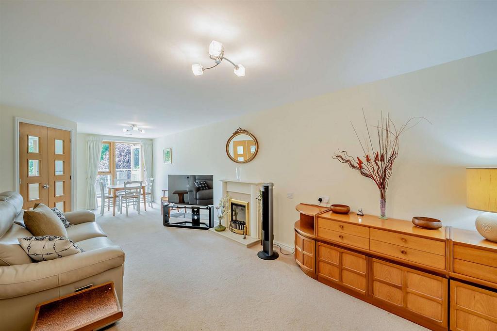 Sitting/Dining Room:
