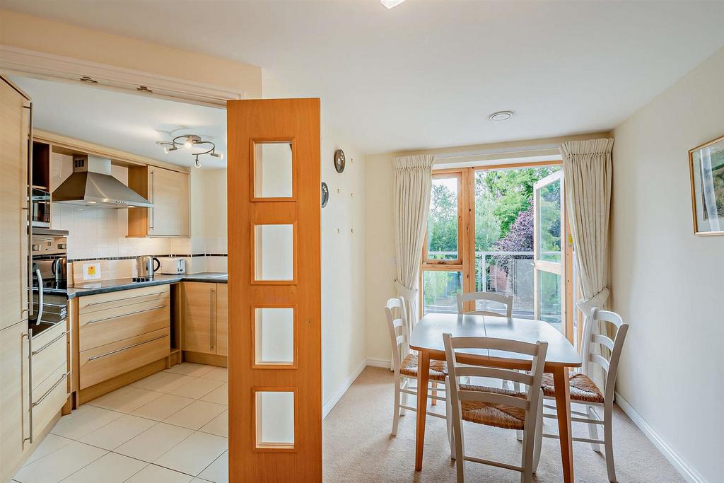 Sitting/Dining Room: