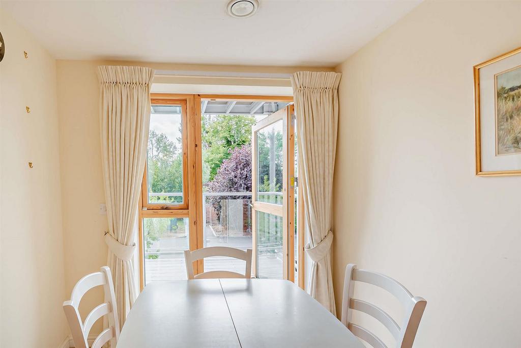 Sitting/Dining Room: