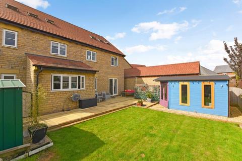 6 bedroom detached house for sale - Kempton Close, Bicester