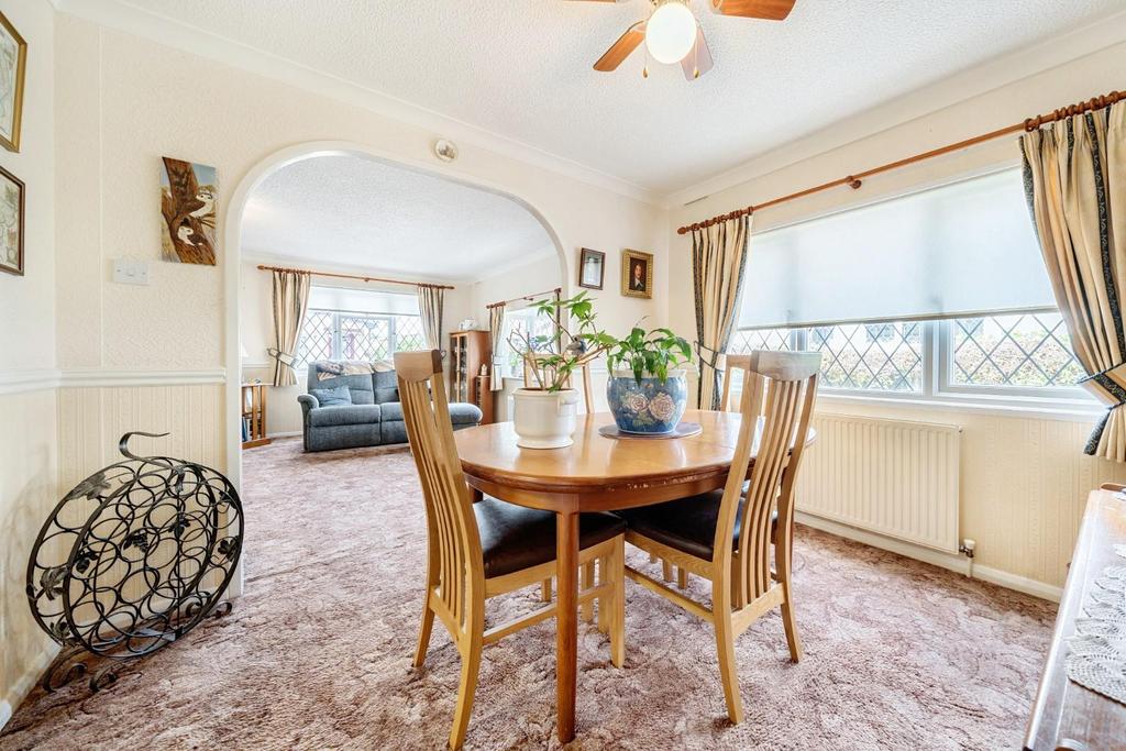 DINING ROOM.jpg