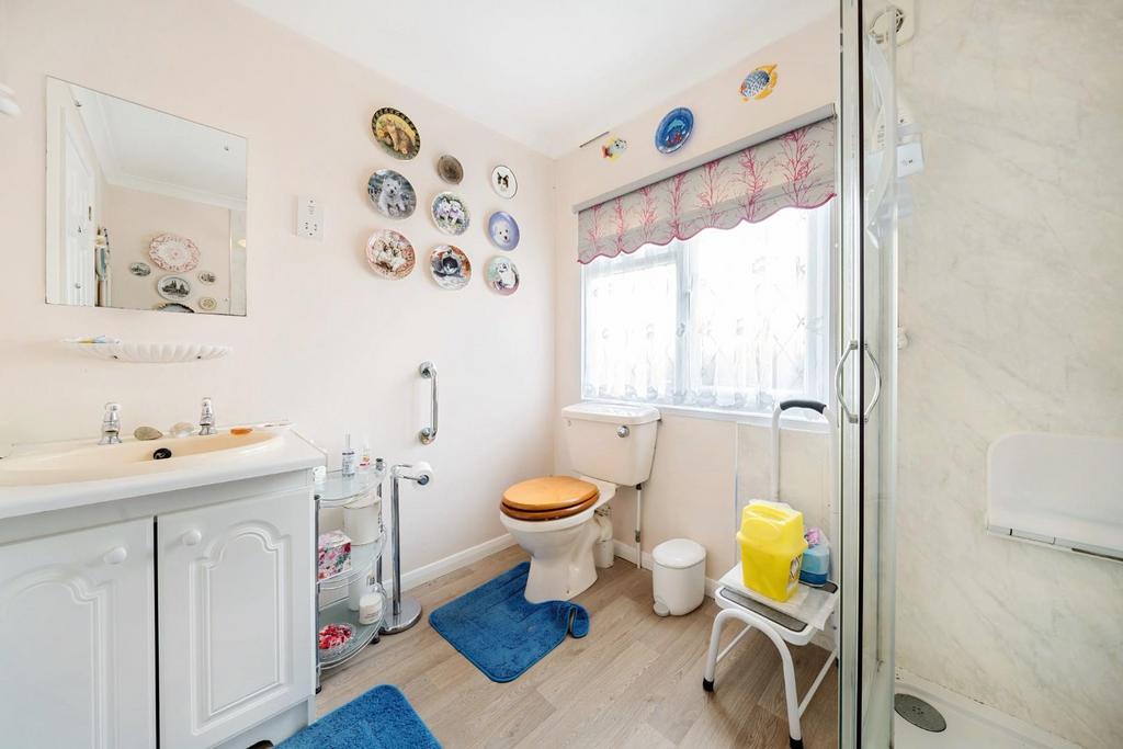 SHOWER ROOM.jpg