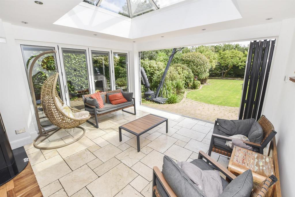 Hadleigh Park Avenue, Benfleet 4 bed chalet £675,000