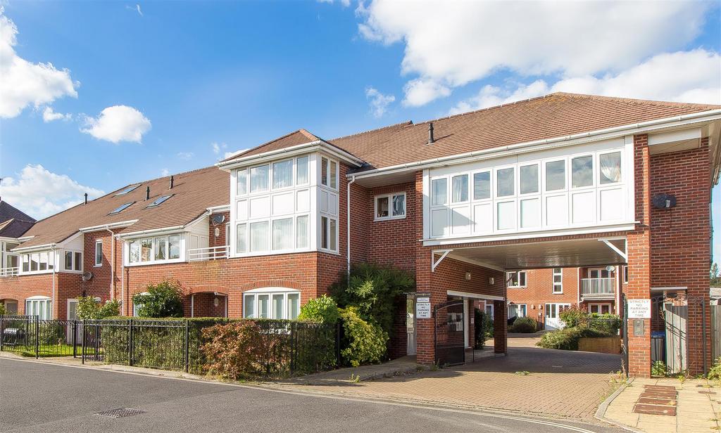 Gordon Road, Haywards Heath 2 bed flat £1,295 pcm (£299 pw)