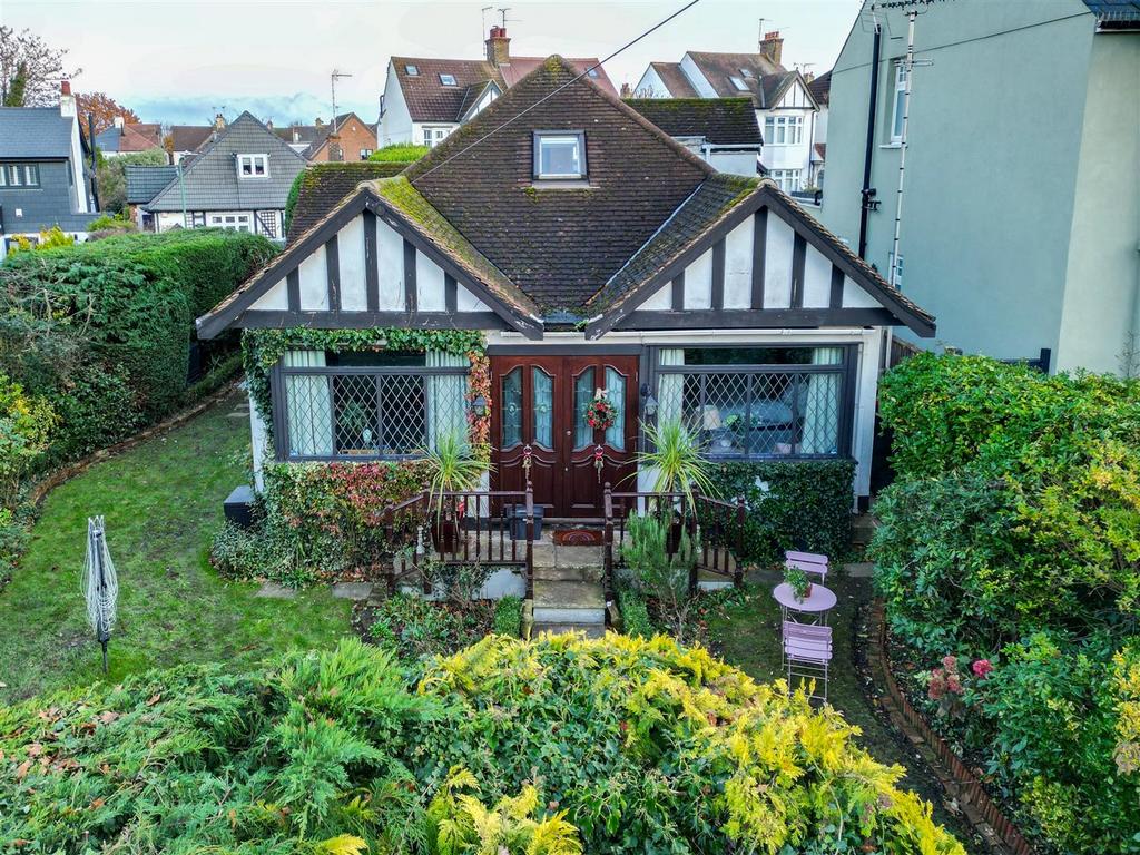 Eastwood Road, LeighOnSea 4 bed detached house for sale £650,000